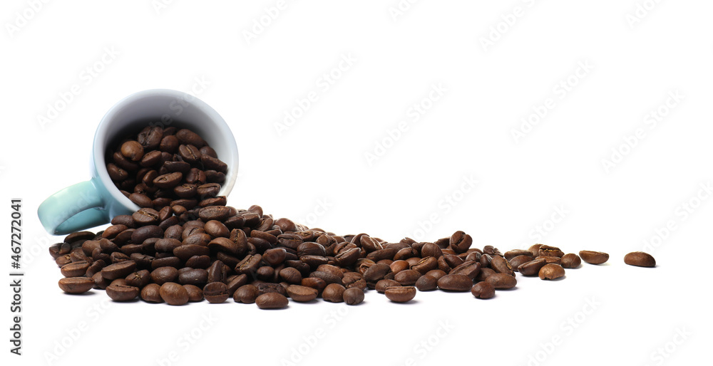 Obraz premium Overturned cup and roasted coffee beans on white background