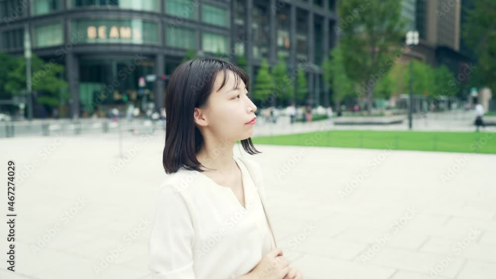 街を歩く女性 街を歩く女性