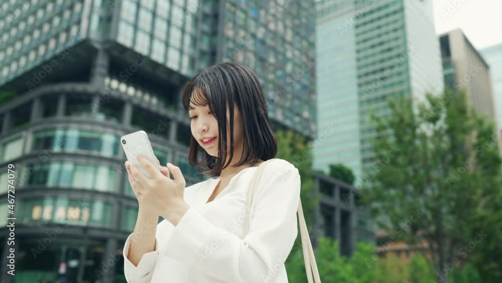 街中でスマホを使う女性