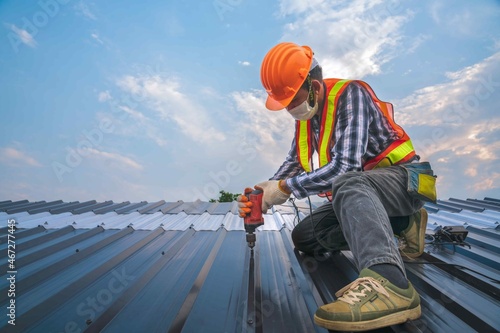 Bild auf Leinwand Expertise construction worker wear safety uniform install new metal roofing work