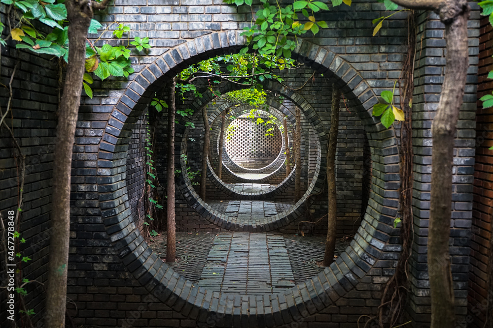 Naklejka premium Round arch stone brick circulation door