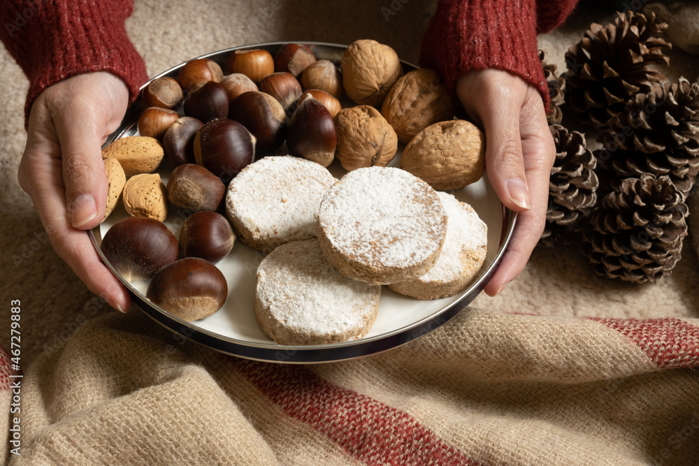 Fototapeta premium Unrecognizable woman offering a tray with polvorones