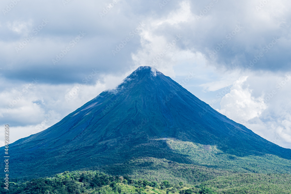 Fototapeta premium Discover Arenal: Costa Rica's majestic volcano, a symbol of raw power and natural beauty in the heart of lush landscapes.