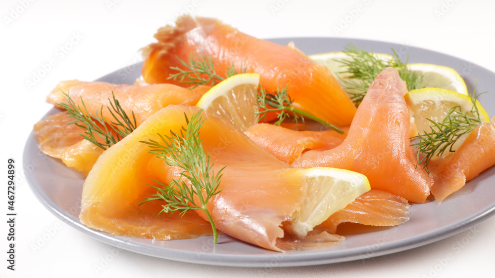 smoked salmon slice with lemon and dill