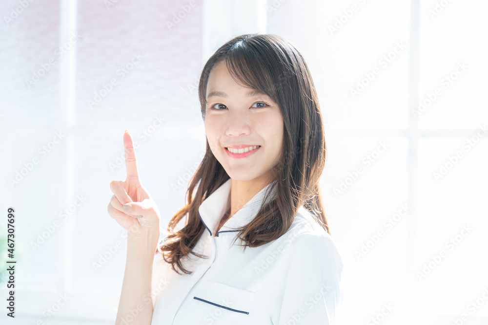 般看護師や美容系の転職やイメージに使いやすい持つアジア人（日本人）ナースの コピースペースあり アップ