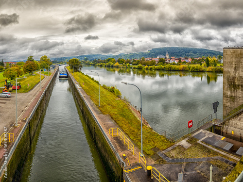 Barge entering the Wasser und Schiffahrtsamt Schleuse Großwallstadt photo