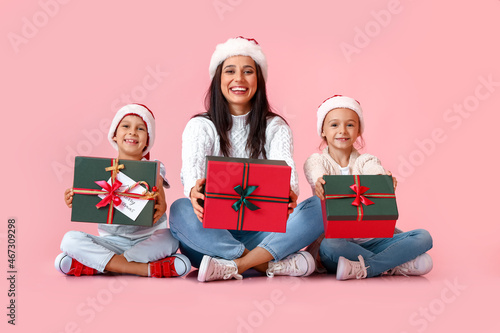 Young mother with her littl...