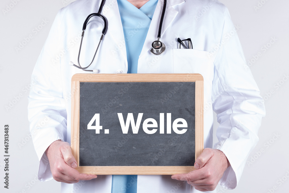 Arzt mit einer Tafel auf der 4. Welle steht Arzt mit einer Tafel auf der 4. Welle steht
