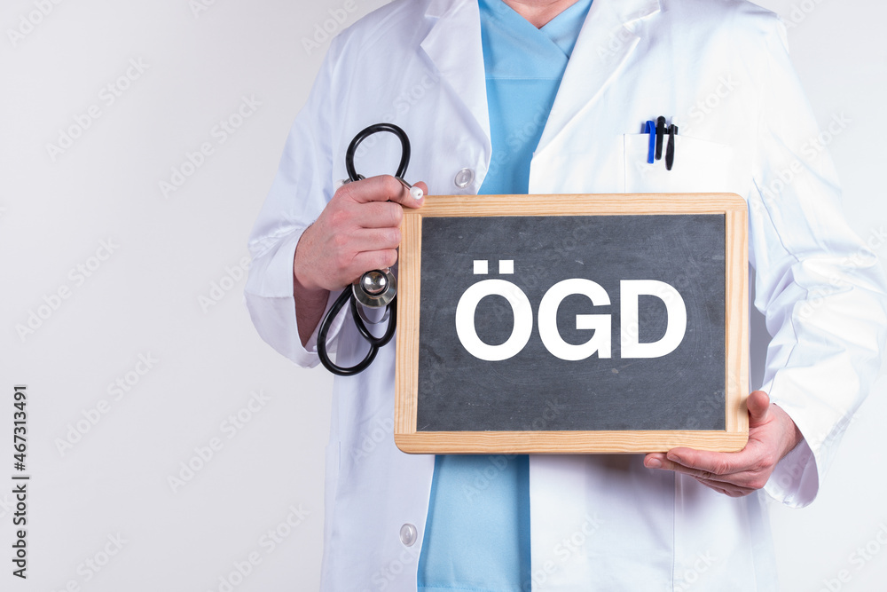 Arzt mit einer Tafel auf der ÖGD für den Öffentlichen Gesundheitsdienst steht Arzt mit einer Tafel auf der ÖGD für den Öffentlichen Gesundheitsdienst steht