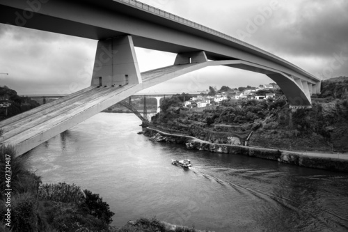 Canvas Print View of the bridge from below - Ponte do Infante in the old town of Porto