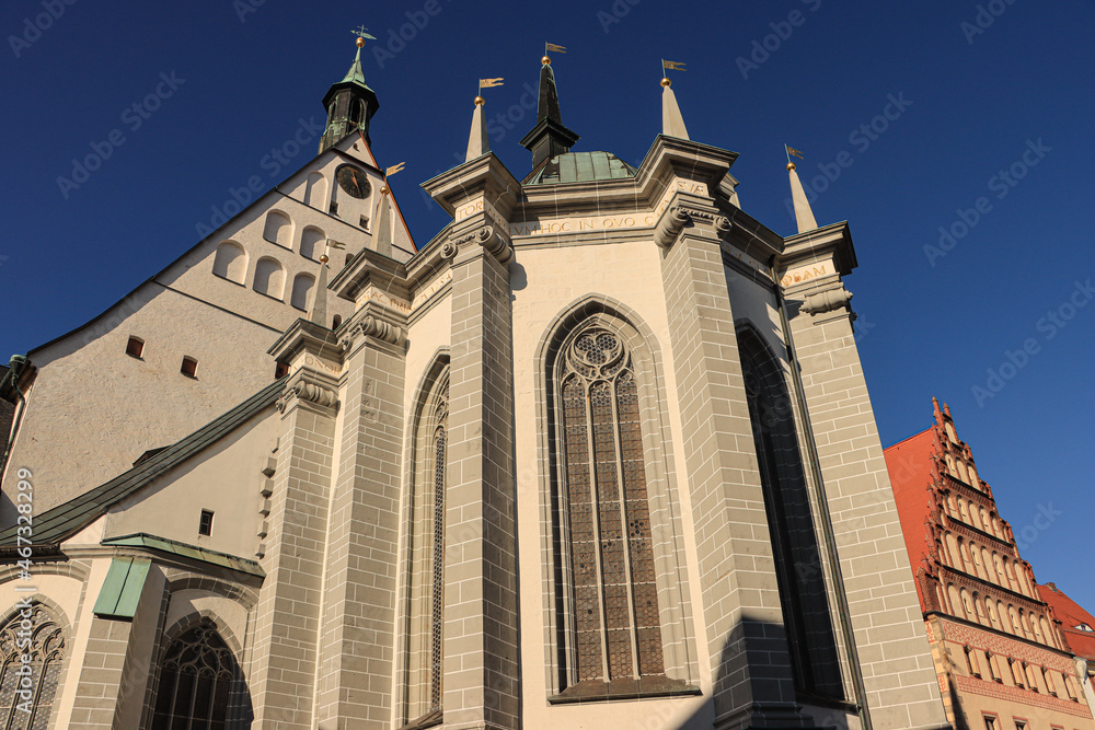 Freiberger Wahrzeichen; Dom St. Marien, Giebel über dem Langhaus und Chor, rechts das Stadt- und Bergbaumuseum