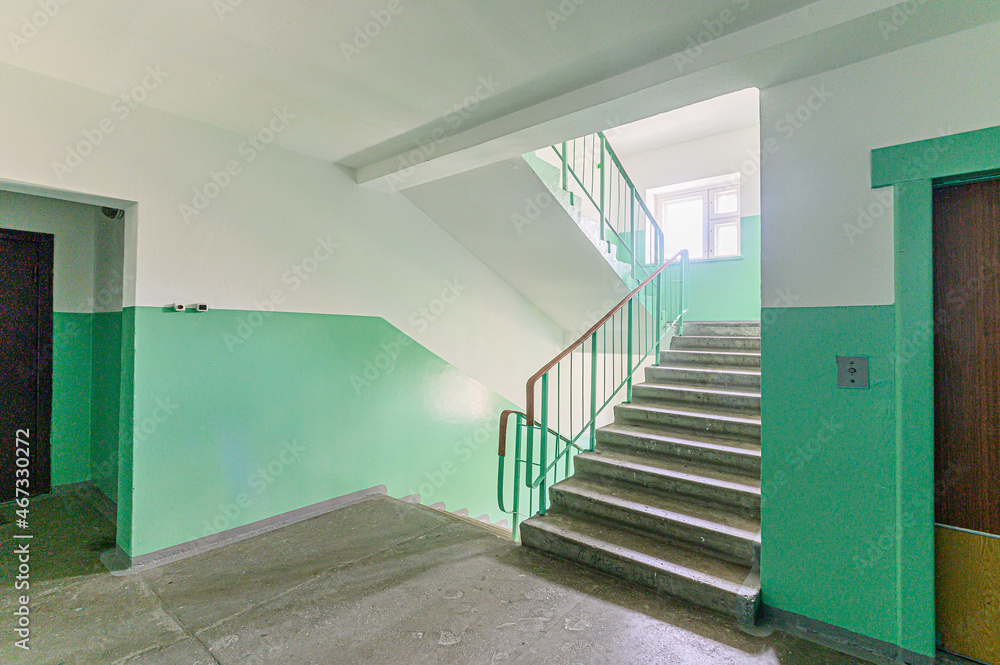 Obraz premium Russia, Moscow- May 04, 2020: interior public place, house entrance. doors, walls, staircase corridors