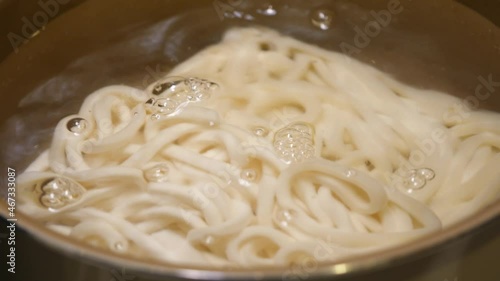 冷凍うどんを沸騰したお湯に入れる動画。