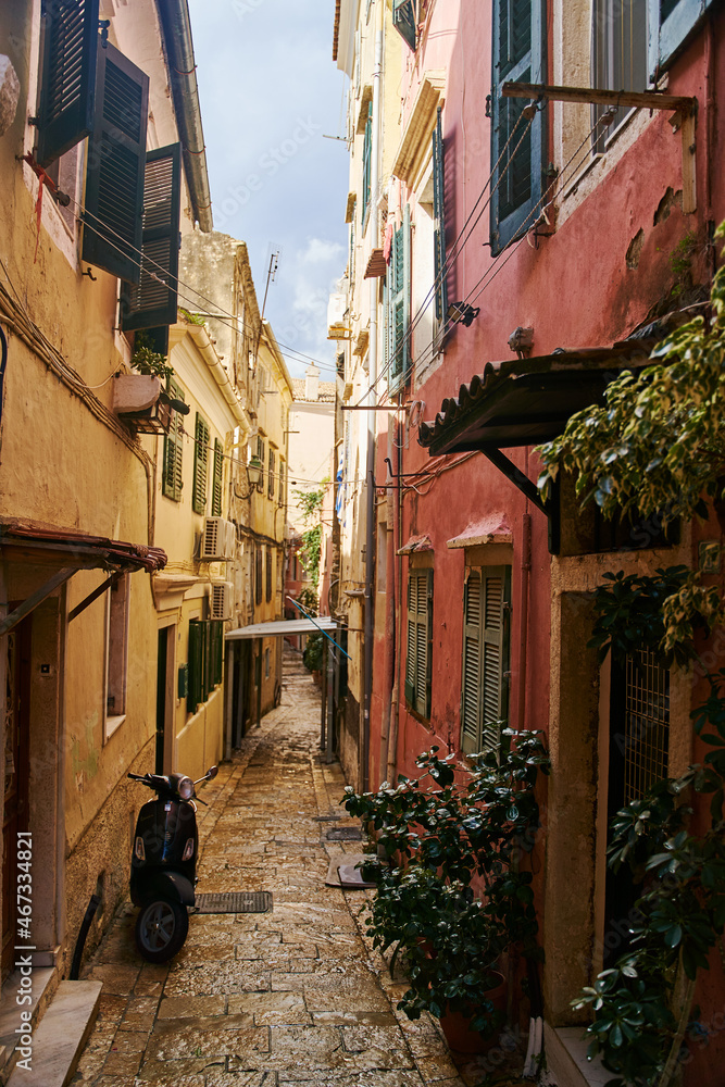 Obraz premium Corfu, Greece - 10.07.2021: View of the narrow streets of the historic Old Town of Corfu. High quality photo