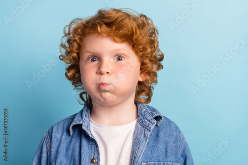 Fotografia Photo of foolish playful funny little boy puffed inflate cheeks wear denim jacke