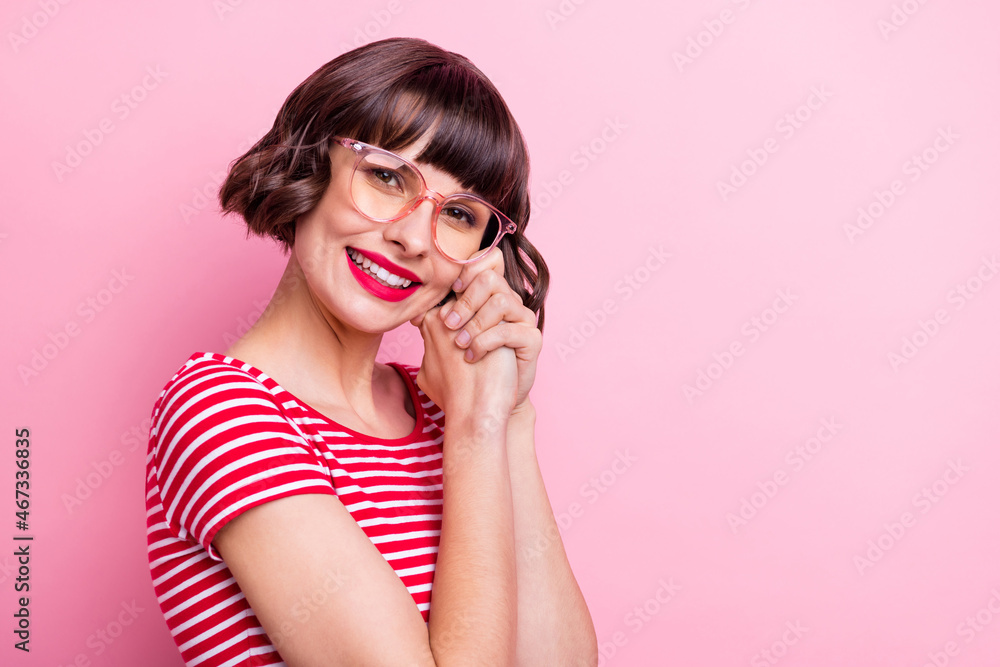 Photo portrait girl in spectacles smiling cute overjoyed isolated pastel pink color background copyspace Photo portrait girl in spectacles smiling cute overjoyed isolated pastel pink color background copyspace