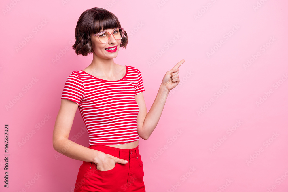 Photo portrait serious girl in spectacles smiling showing blank space isolated pastel pink color background Photo portrait serious girl in spectacles smiling showing blank space isolated pastel pink color background