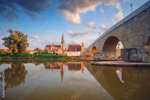 Obraz na płótnie Regensburg, Germany. Cityscape image of Regensburg, Germany with Old Stone Bridge over Danube River and St. Peter Cathedral at summer sunset. w salonie