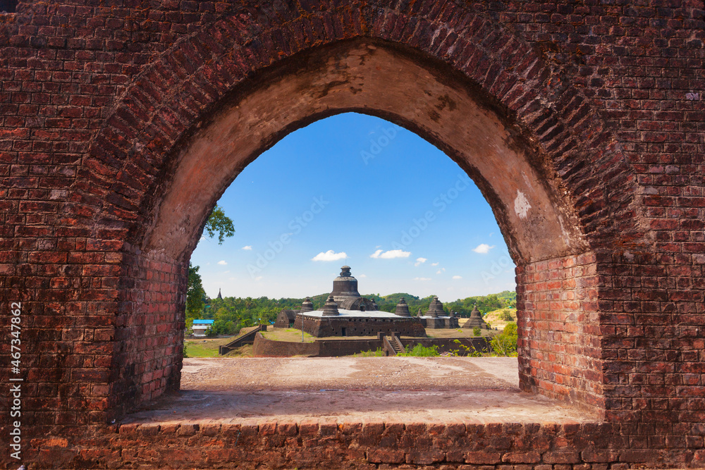 Window view on the Htukkant Thein Temple.