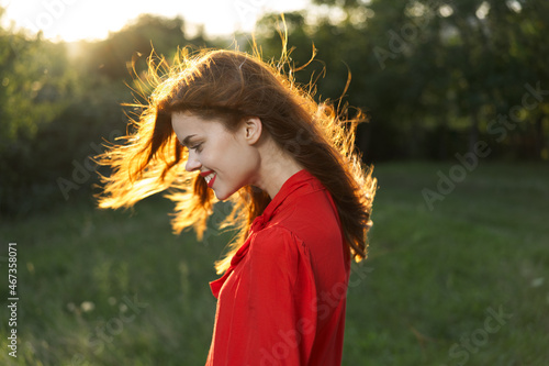 Fotografía woman in red dress posing nature sun fun