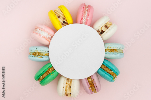 Fotografia homemade macaroon from natural products on a blue background with a place for te