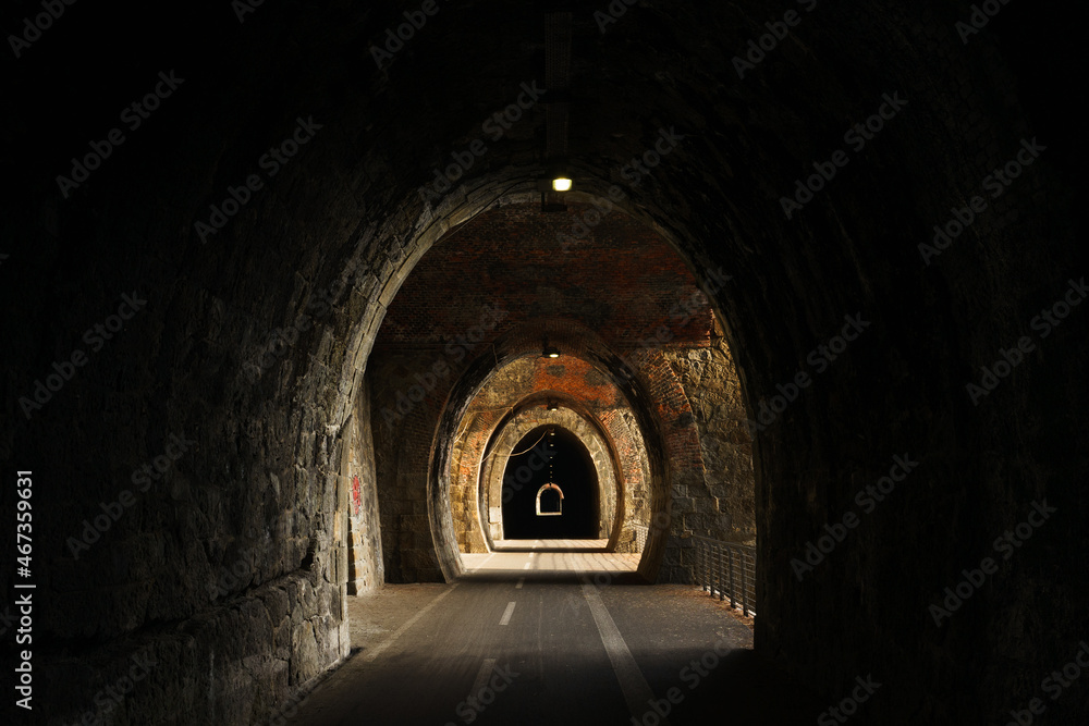Fototapeta premium Tunnel Italien einzelne Lichter
