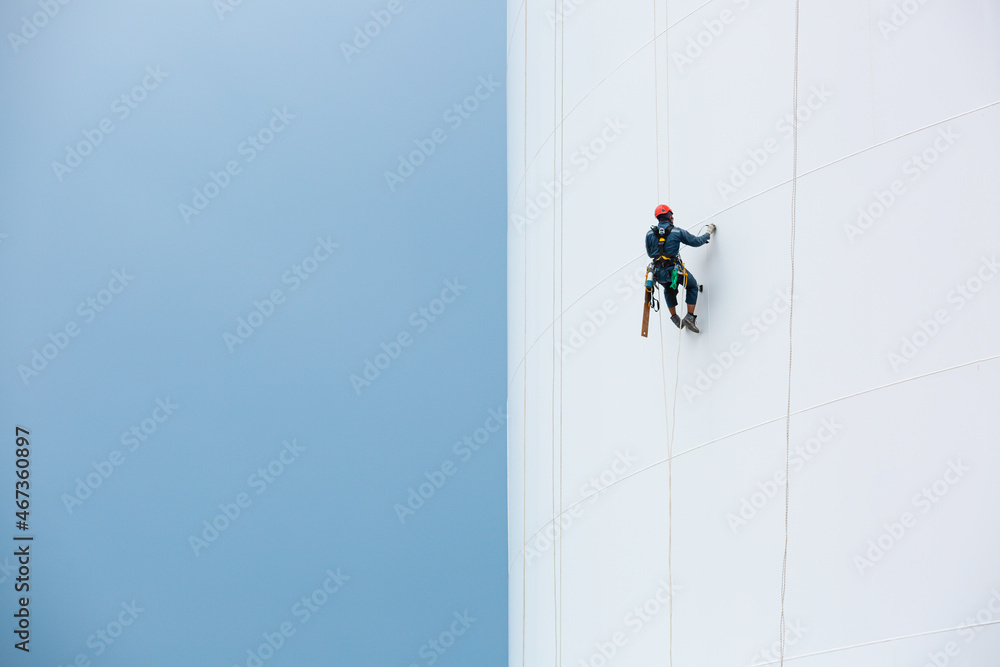 Male workers down height tank rope access inspection of thickness shell plate storage tank gas - obrazy, fototapety, plakaty 