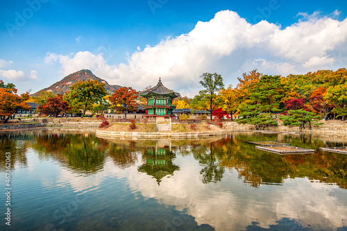 Obraz na płótnie Gyeongbokgung palace in autumn, Seoul South korea. w salonie