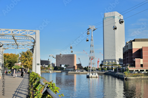 青空と横浜市みなとみらいの汽車道から見る風景
