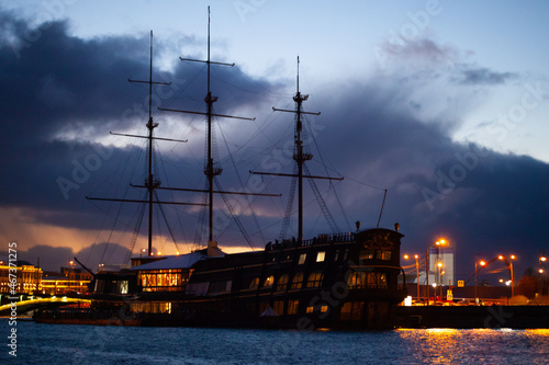Obraz na płótnie ship in the harbor w salonie