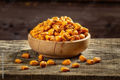 Принти на полотні Roasted corn snack in wooden bowl