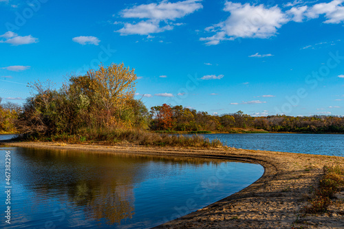 Fototapeta Naklejka Na Ścianę i Meble -  Iowa Raccoon River Park Autumn Afternoon