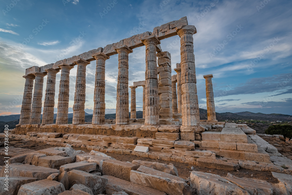 Obraz premium Sunset rays of the sun on ancient columns
