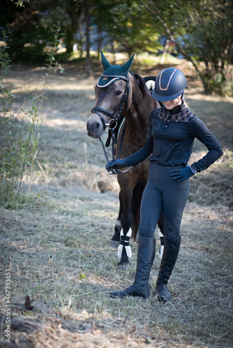 Junge Reiterin mit Pferd