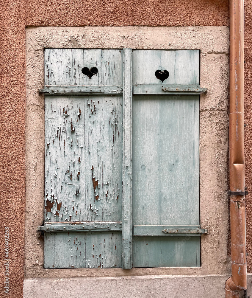 alte verwitterte geschlossene Fensterläden am Haus mit Herz alte verwitterte geschlossene Fensterläden am Haus mit Herz