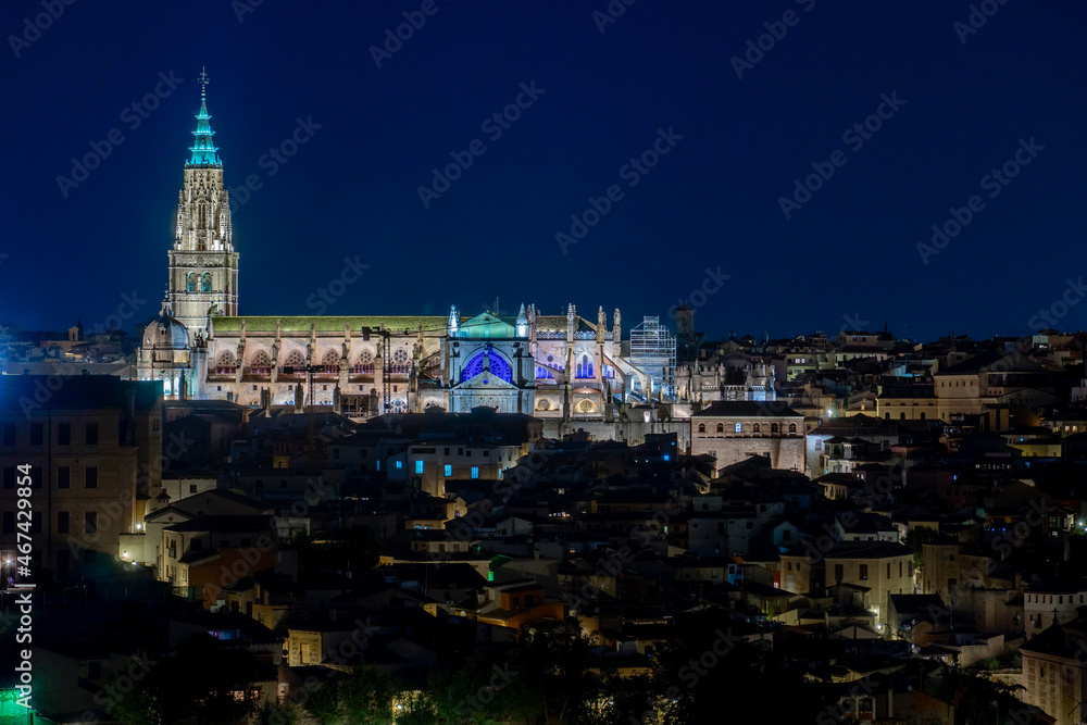 Night View of Santa Iglesia Catedral de Toledo Over the Surrounding Residences