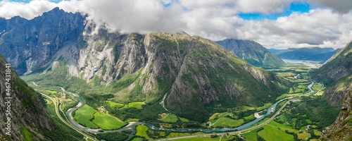 Fotografía Vengetindene pinnacles from Litlefjellet, norway