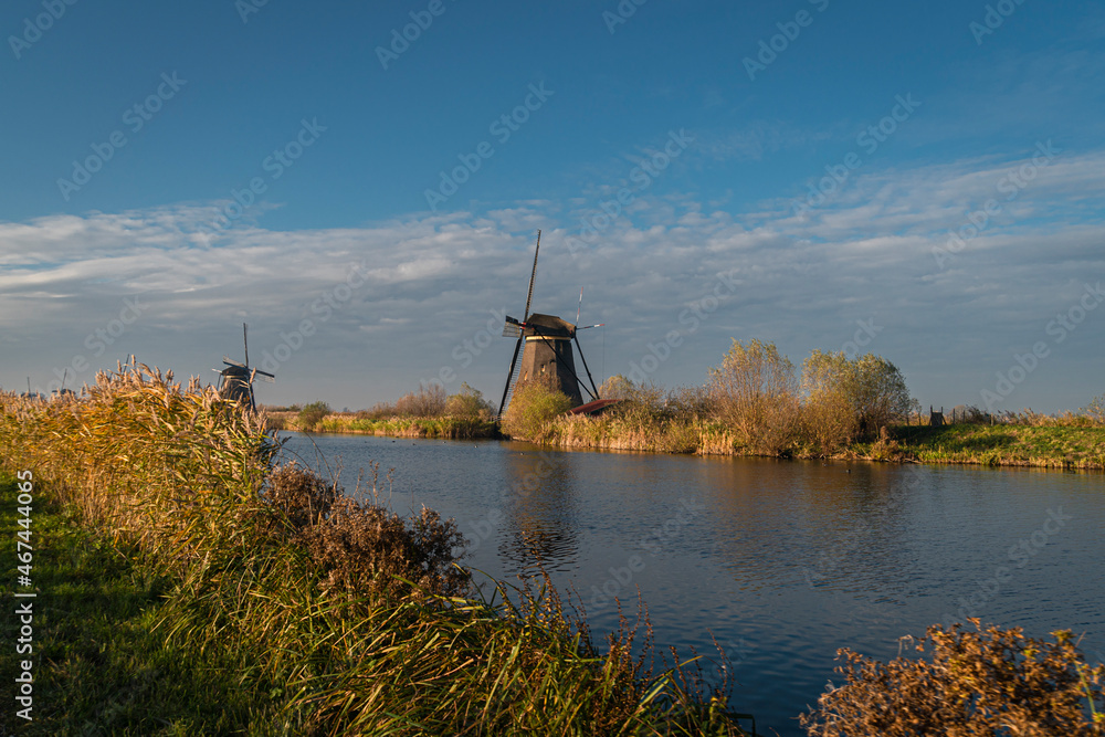 Fototapeta premium Ancient windmills on the edge of the canal at Kinderdijk, Netherlands