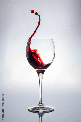 Rotwein spritzt aus einem Weinglas