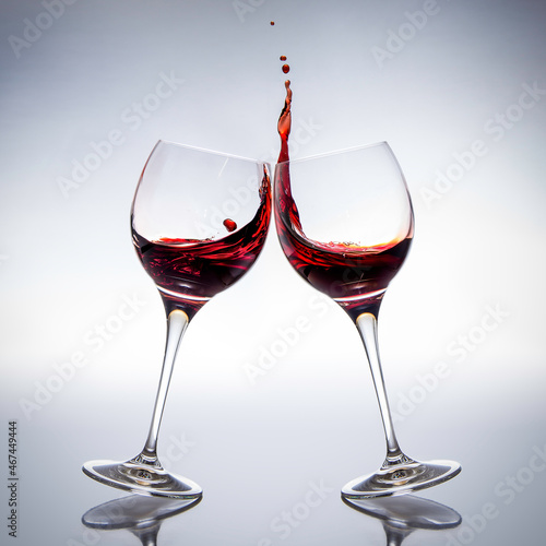 Foto Spritziges anstossen mit zwei Rotweingläser
