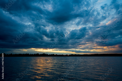 Fototapeta Naklejka Na Ścianę i Meble -  Colorful clouds during the sunset on the lake.