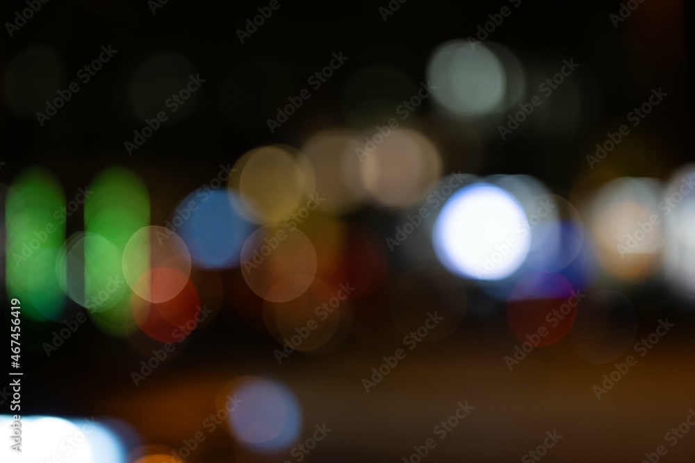 lumières de nuit en bokeh sur fond noir