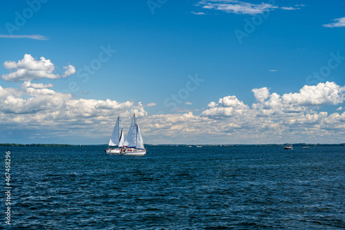 Fototapeta Naklejka Na Ścianę i Meble -  Sailboats on the lake on a sunny day