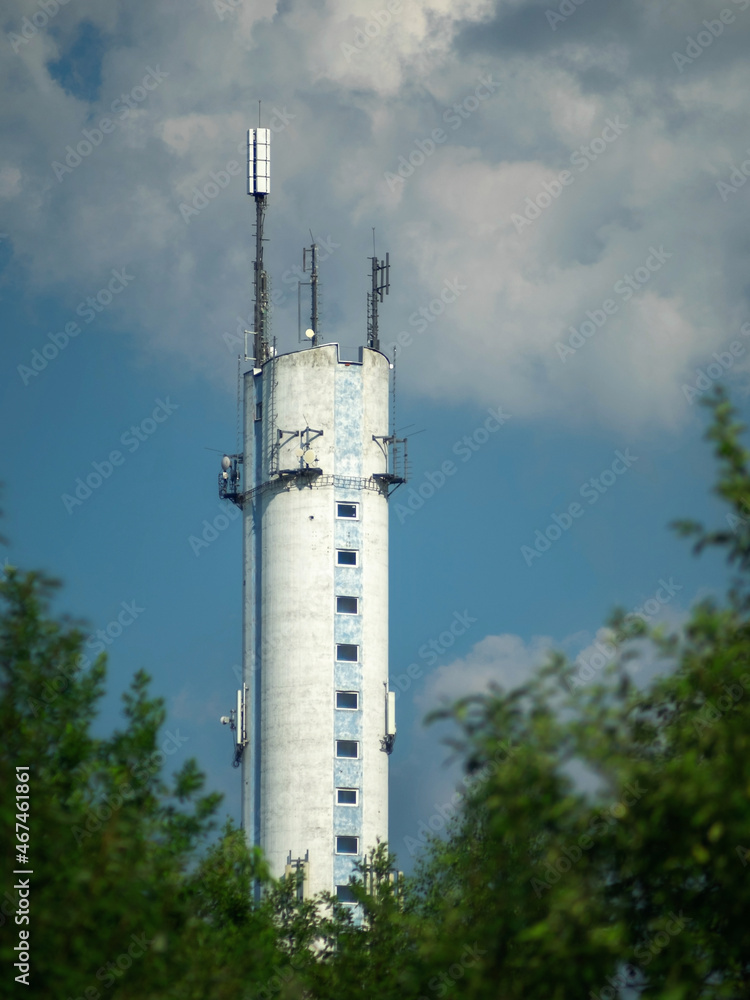 wieża z nadajnikami GSM wyglądająca jak rakieta kosmiczna - obrazy, fototapety, plakaty 