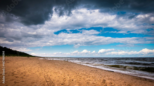 Plaża w pochmurny dzień nad morzem © PIOTR D