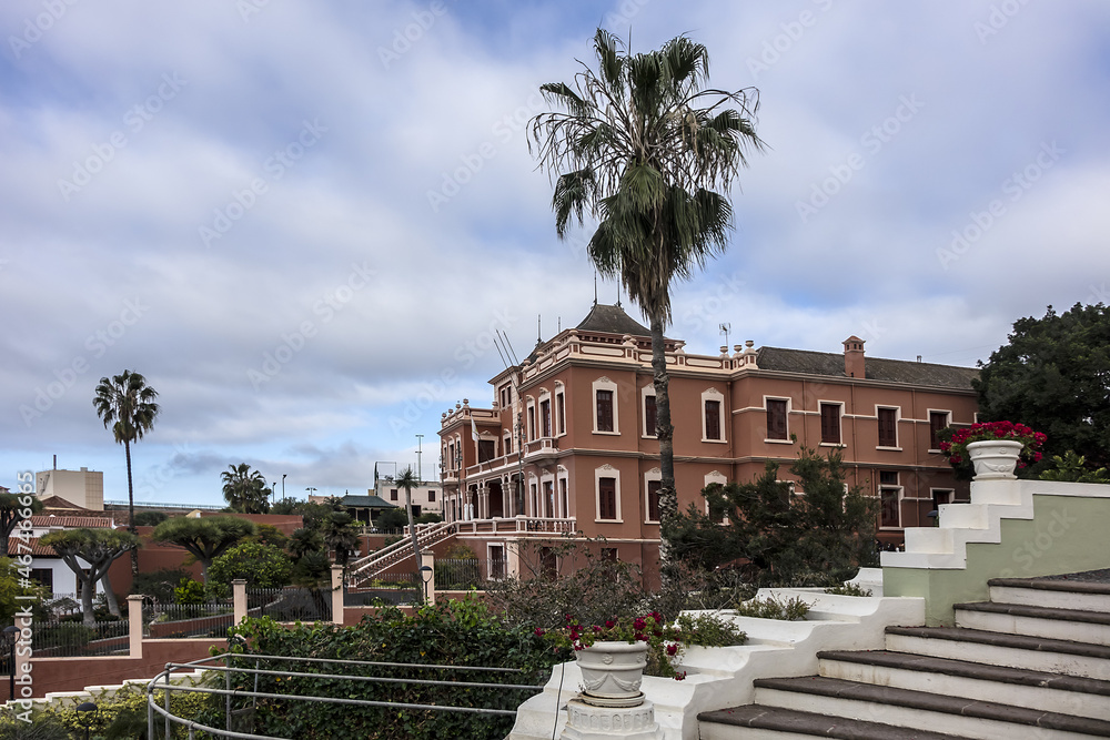 Fototapeta premium XIX century La Orotava public Victoria Gardens (Jardines Victoria): numerous water fountains, terraced gardens with colorful flowers and marble mausoleum. La Orotava, Tenerife, Canary Islands, Spain.