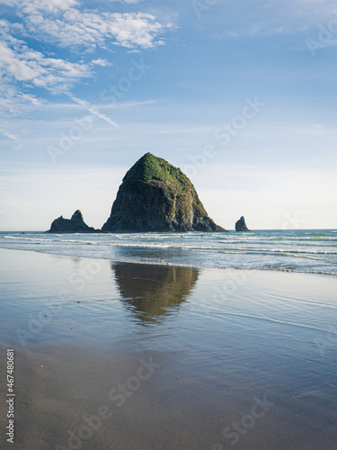 Canvas Print cannon beach, oregon and haystack rock in this landscape photo
