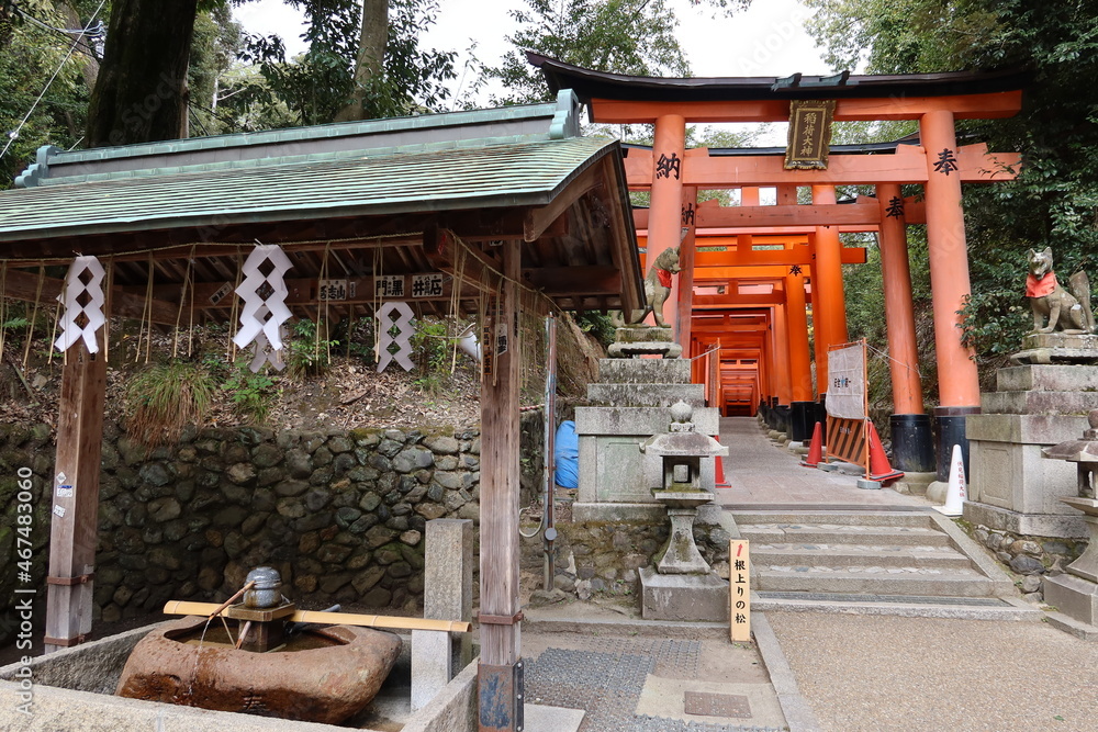 A Japanese shrine in Kyoto 日本の京都にある神社 : Senbon-torii Archway and Chouzu ...