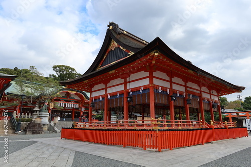 A Japanese shrine in Kyoto　日本の京都にある神社 : Ge-hai-den Hall to pray in the precincts of Fushimi-inari-taisha Shrine 伏見稲荷大社の境内にある拝殿と本殿