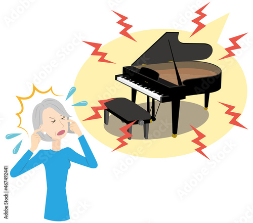 ピアノの騒音に悩むシニア女性